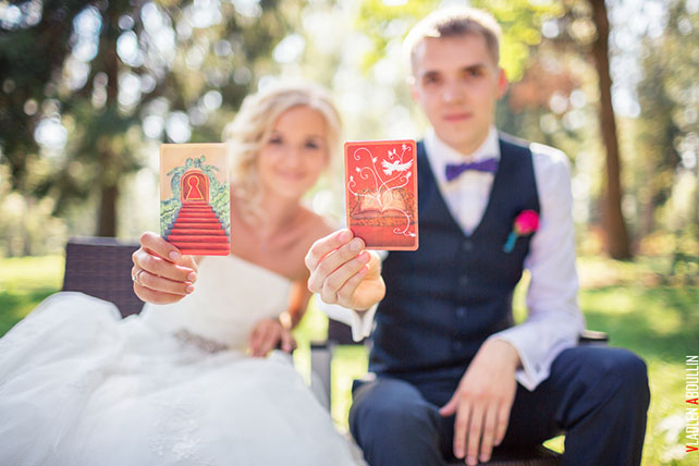 Жених и невеста с карточками из игры в руках, Анна и Александр: свадьба в стиле настольной игры Диксит