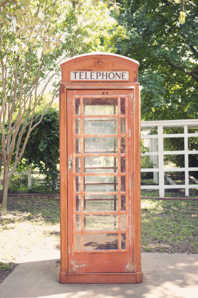 Телефонная будка в декоре свадьбы