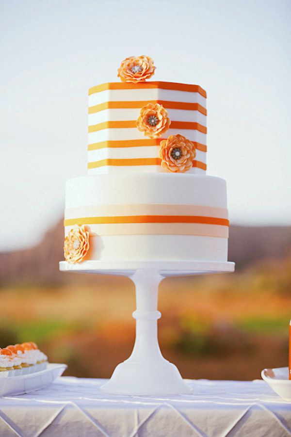 Торт белый с оранжеыми полосками и цветами